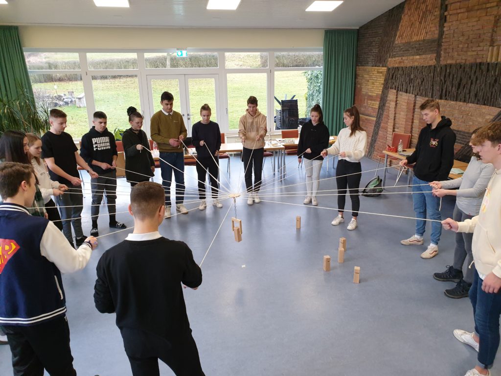 Der JGR bei einem Teamspiel im Seminarraum in der Landesakademie für Jugendbildung