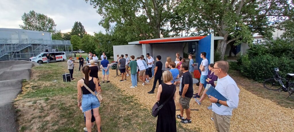 Einweihung des Trefffpunktes an der Pumptrack mit Menschenmenge