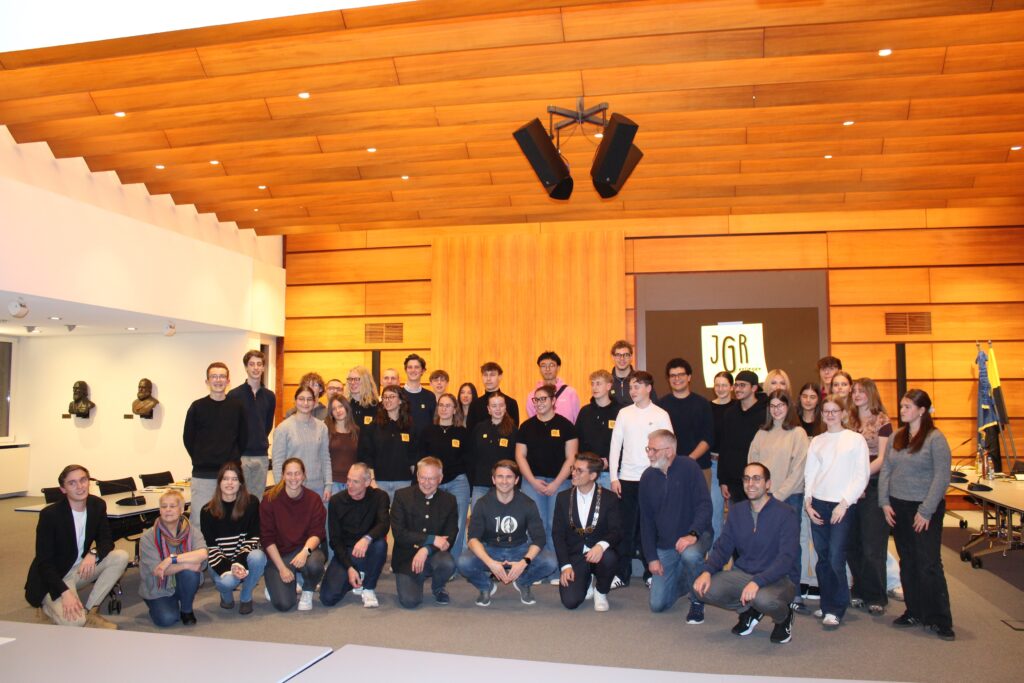 Der alte und neue JGR gemeinsam mit Bürgermeister Dirk Oestringer und weiteren Mitgliedern des Gemeinderates im Sitzungssaal des Rathauses Gerlingen